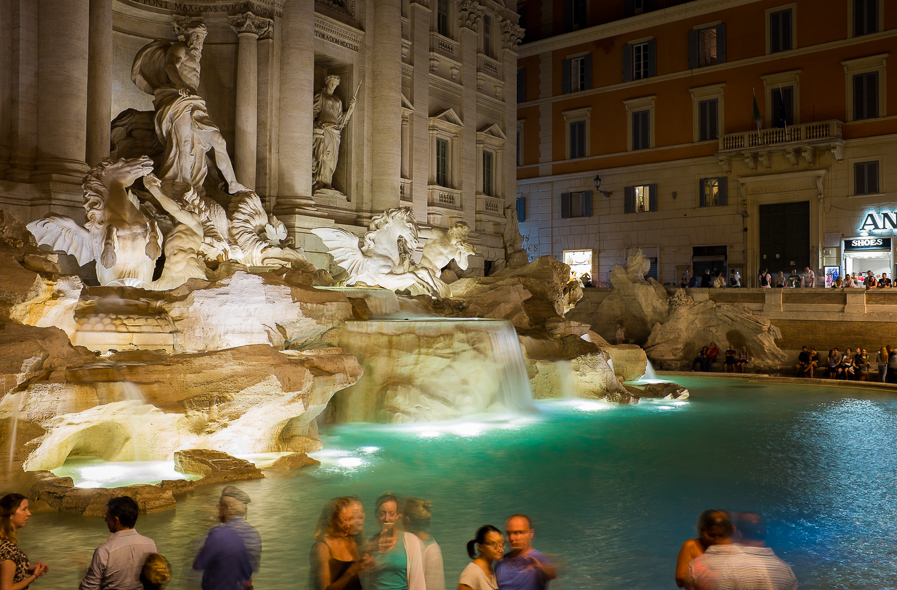 Fontaine de Trévi de nuit