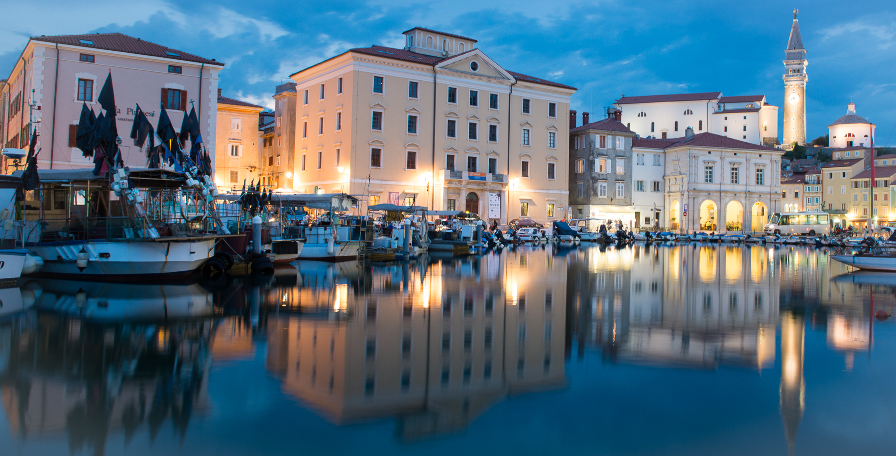 Le port de Piran de nuit