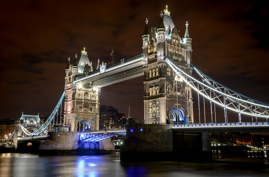 Tower Bridge de nuit à Londres