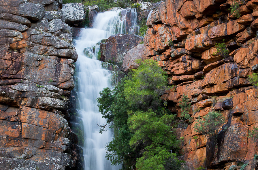 Cascades dans montagnes du Cerderberg en Afrique du Sud 