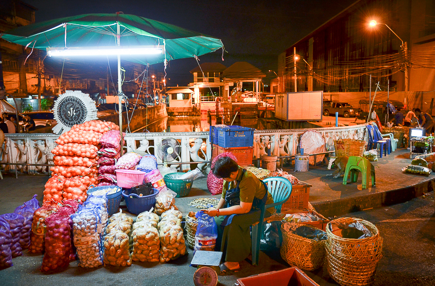 Marché de nuit à Bangkok en Thaïlande