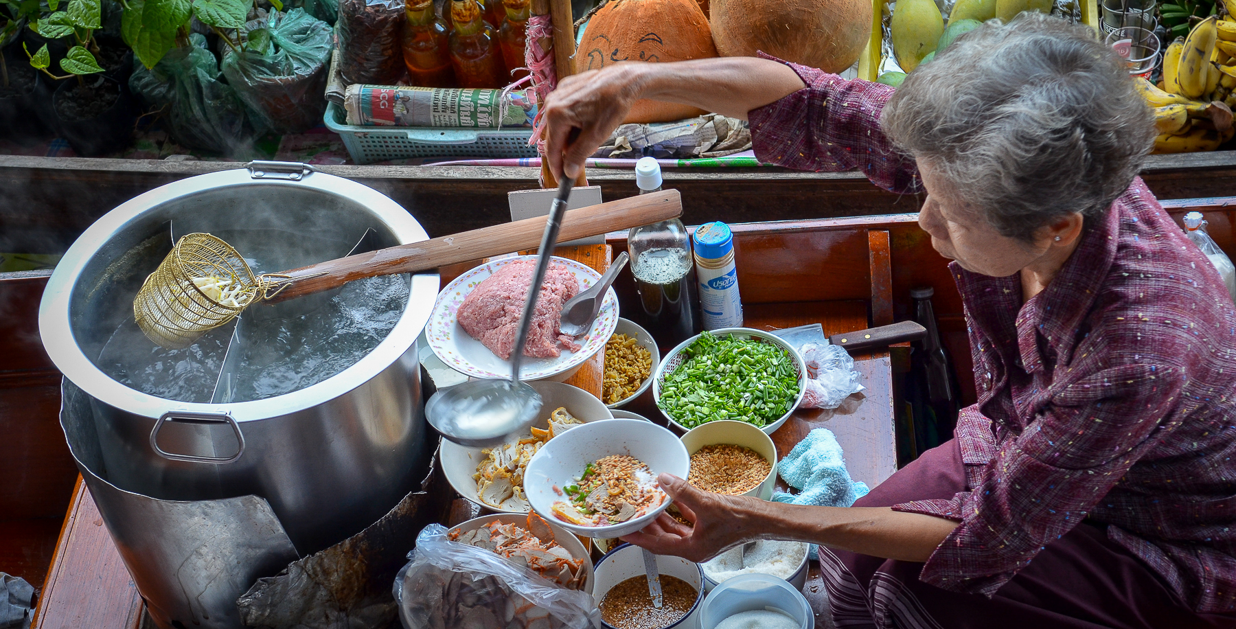 Marché flottant de Bang Khu Wiang en Thaïlande